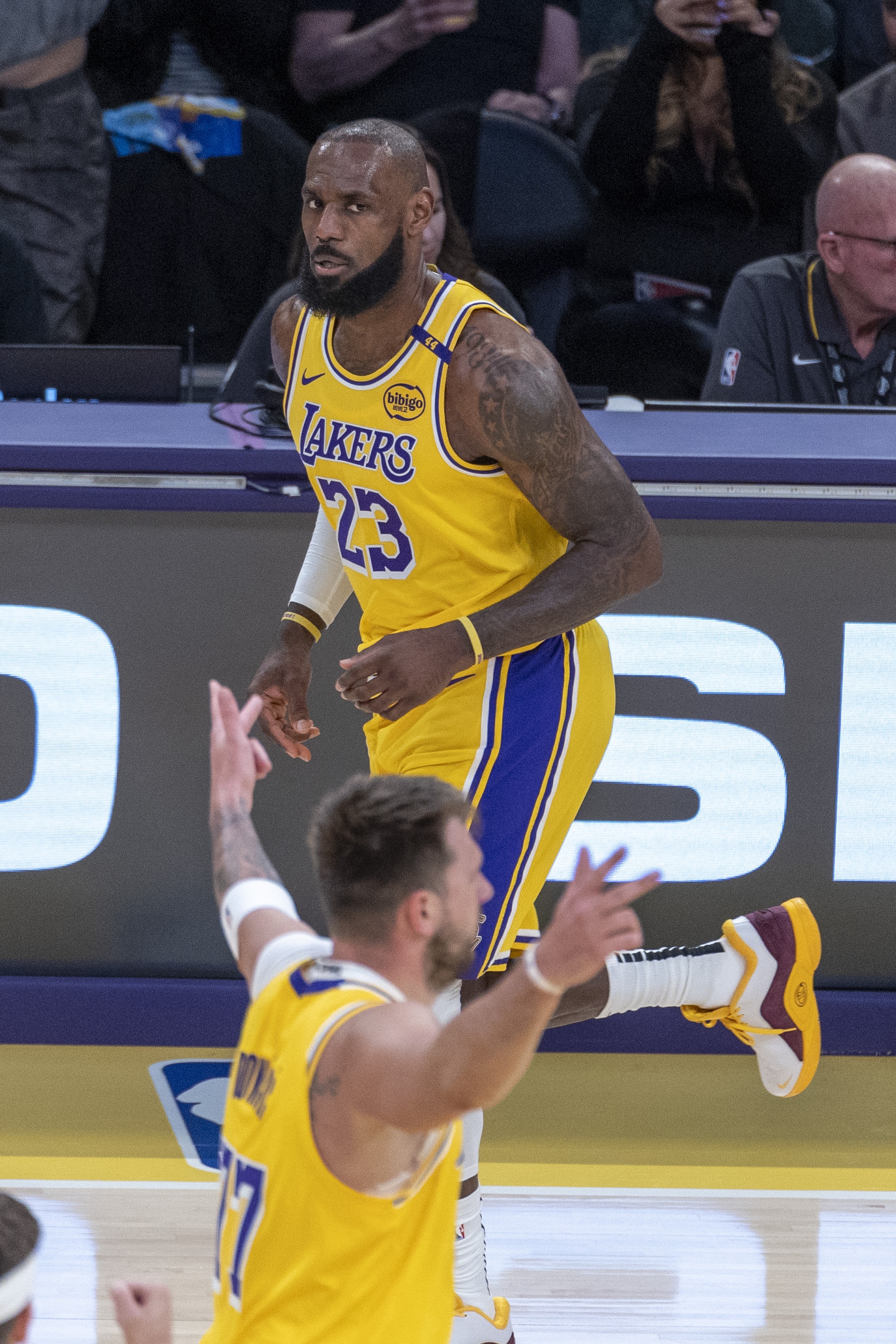 ESPN：湖人易主时东契奇获提前通知后祝贺 詹姆斯未被告知&amp;未发声