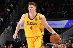 世俱杯买球平台-美媒调侃：当布朗尼处于空位想要球时 克内克特就是一顿瞎运