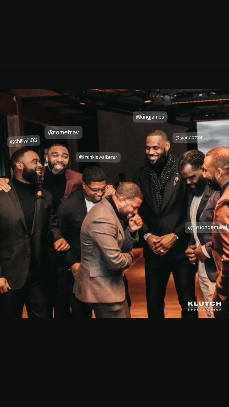 世俱杯买球平台-骑士副总经理晒与詹姆斯等好友合影 詹姆斯转发：我的兄弟们🫡